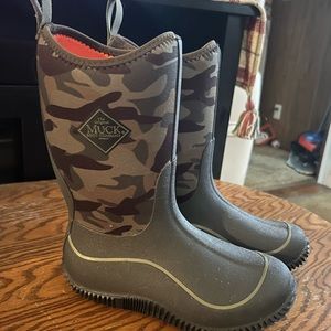Boys size 4 never worn Muck boots